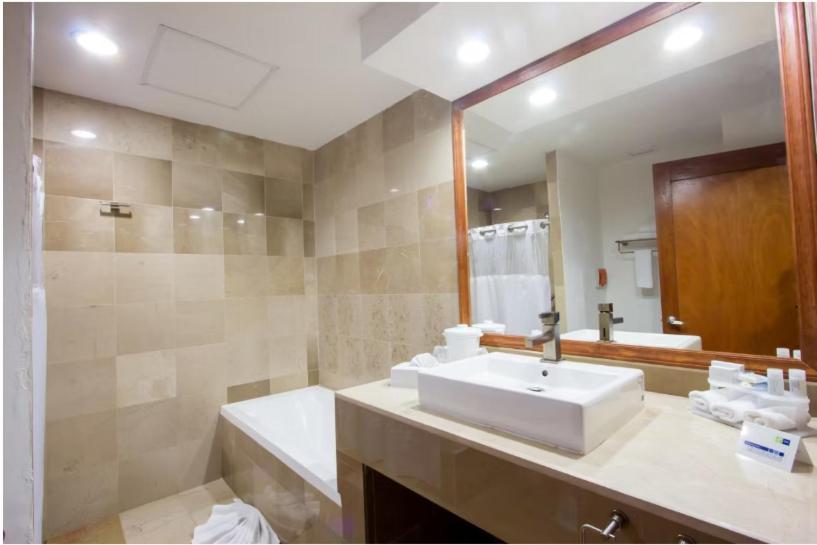 Holiday Inn Express Nuevo Laredo By Ihg Exterior photo